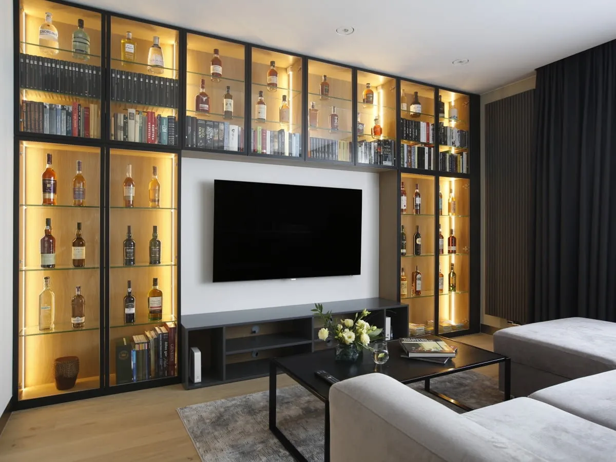 Nowoczesna zabudowa telewizora w salonie inspiracje