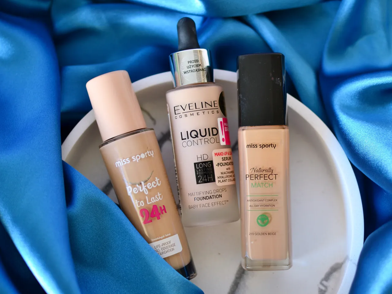 różne rodzaje podkładów do cery dojrzałej, podkłady drogeryjne i luksusowe