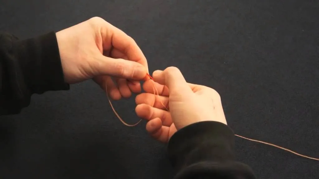 jak zawiązać haczyk z łopatką krok po kroku