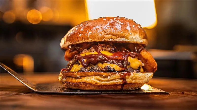 ingr&eacute;dients pour smash burger maison sur une table en bois