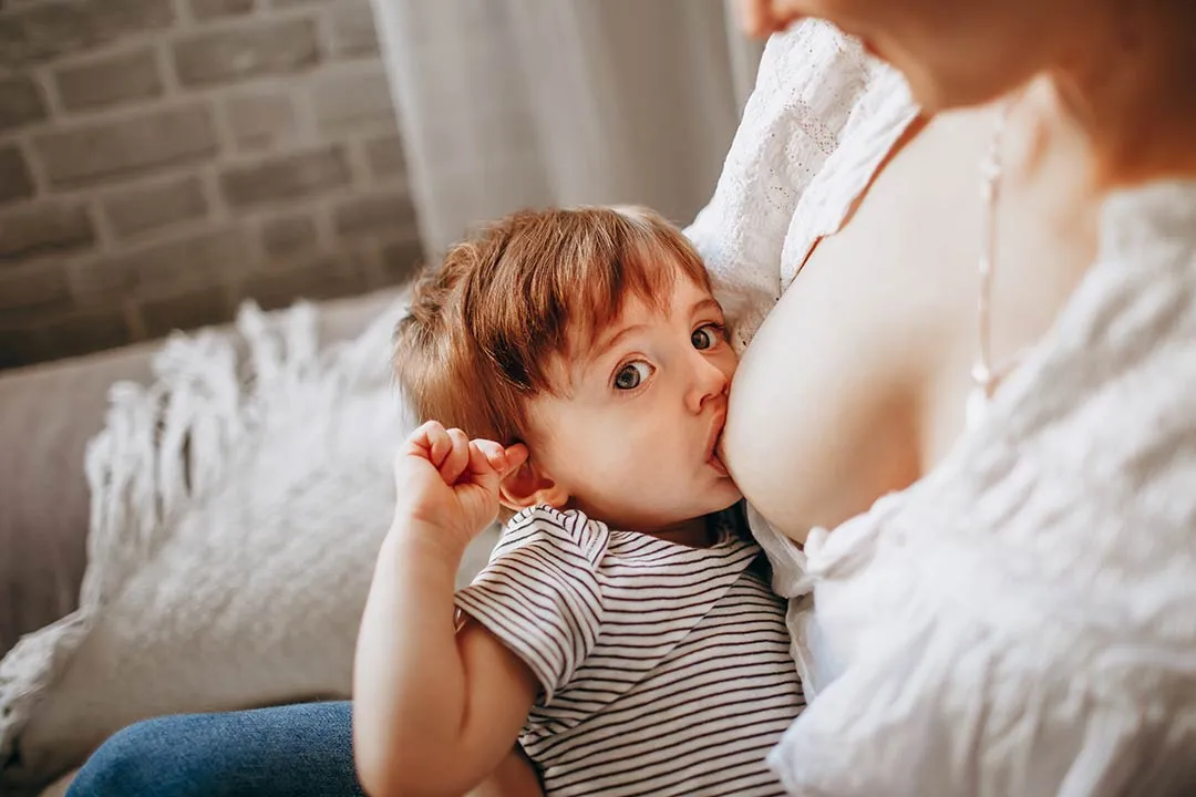 mama przytula dziecko, dziecko pije z kubka, łagodne odstawienie od piersi