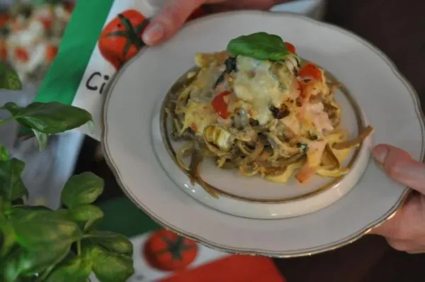 apetyczny makaron podany w restauracji na głębokim talerzu