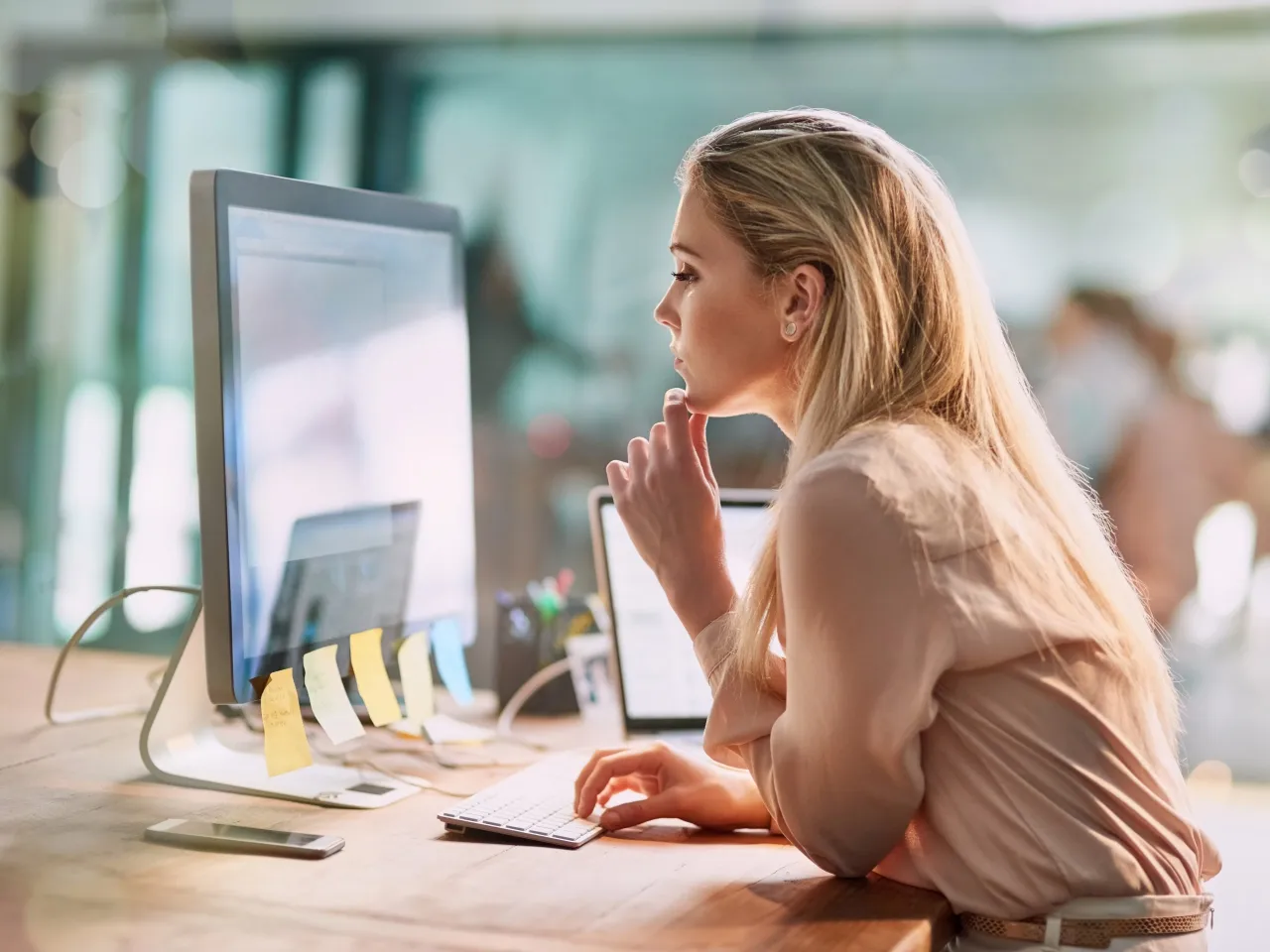 Osoba szukająca informacji o domenie na komputerze