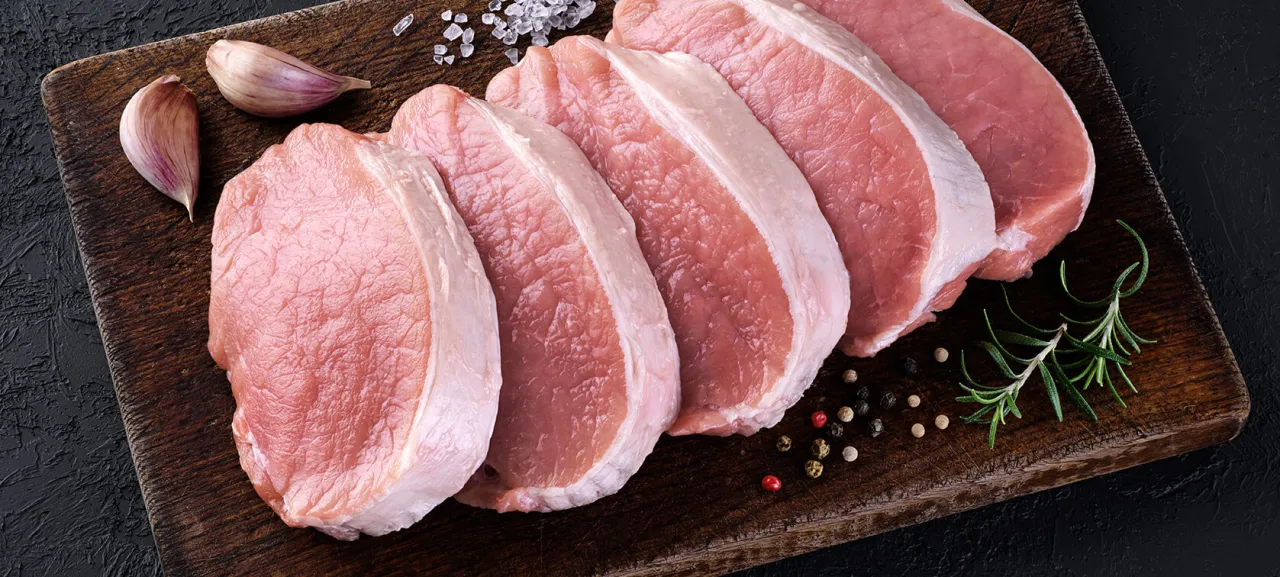 różne kawałki wieprzowiny chude do gotowania