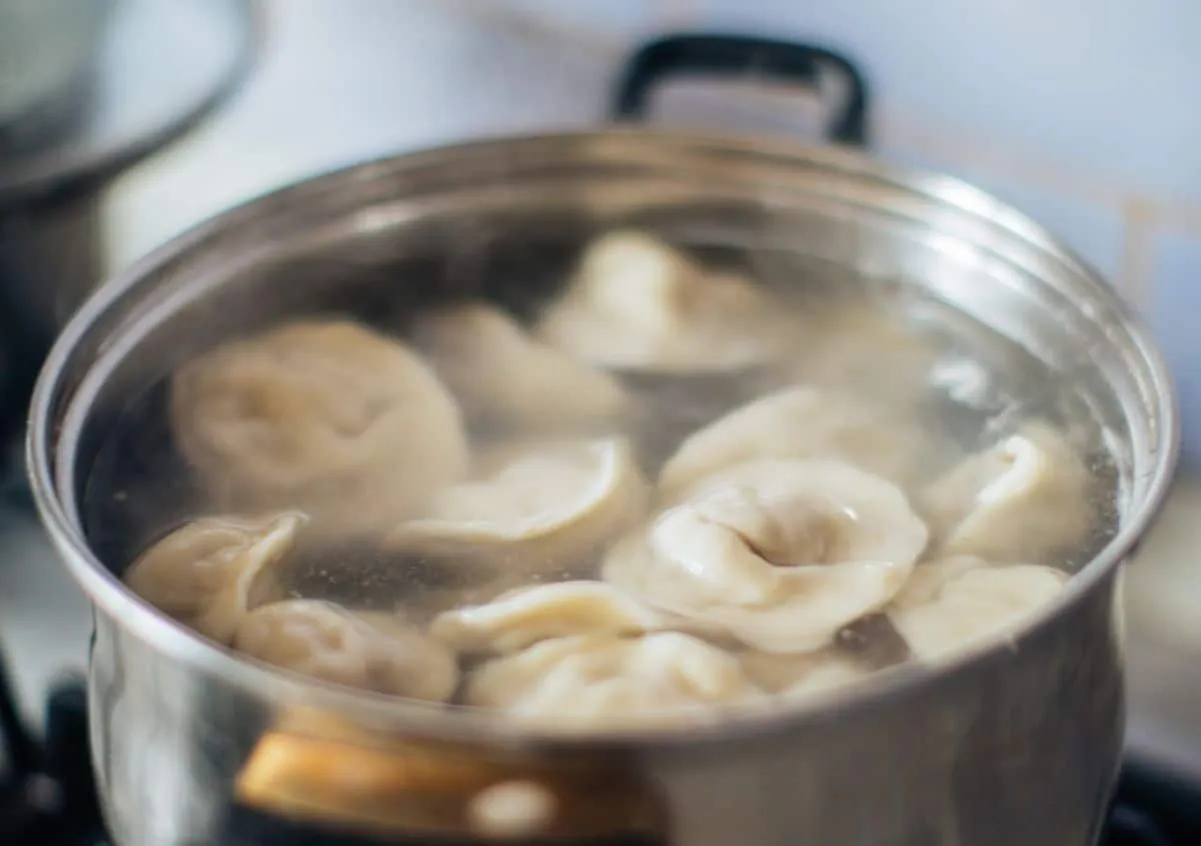 Gotujesz domowe pierogi w garnku. To pierwszy krok, by dowiedzieć się, jak mrozić domowe pierogi, aby cieszyć się nimi p&oacute;źniej.