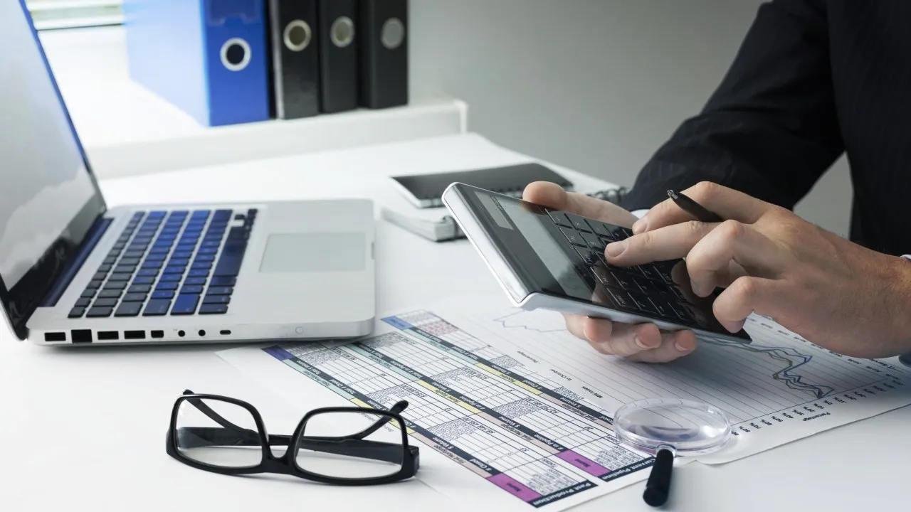 osoba porównująca oferty finansowe na laptopie