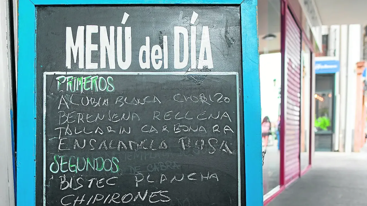Men&uacute; del d&iacute;a en restaurante espa&ntilde;ol con pizarra