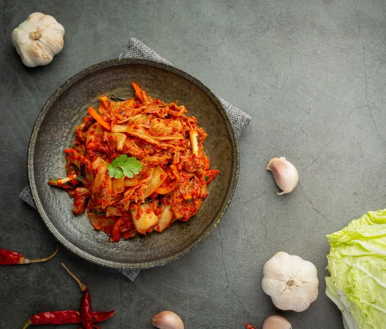 różne rodzaje kimchi na talerzach