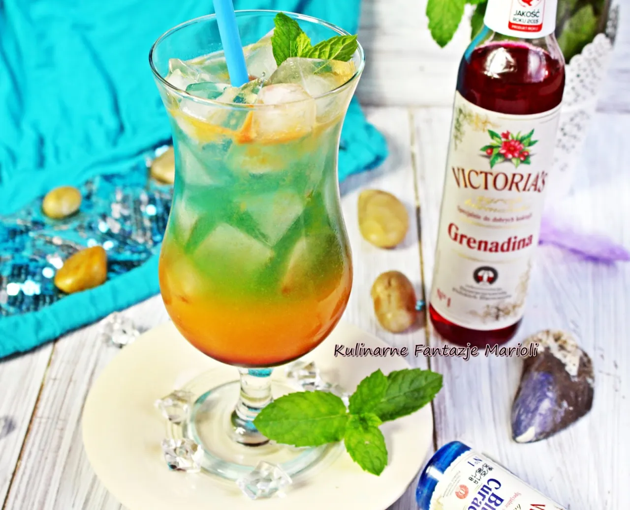 kolorowy drink z sokiem malinowym i miętą