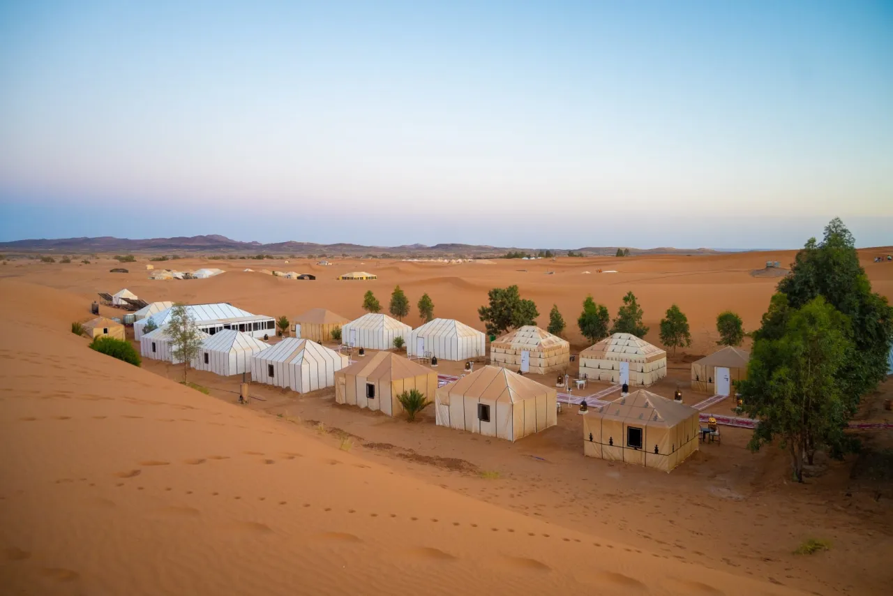 Obóz namiotowy na pustyni, idealne miejsce, by poczuć magię Maroka. Co warto zobaczyć w Maroko? Pustynne krajobrazy i noc pod gwiazdami!