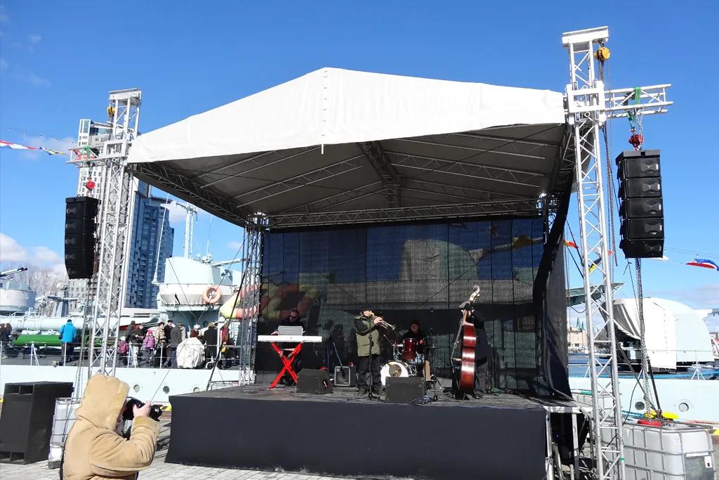 Profesjonalna scena koncertowa z nagłośnieniem i oświetleniem