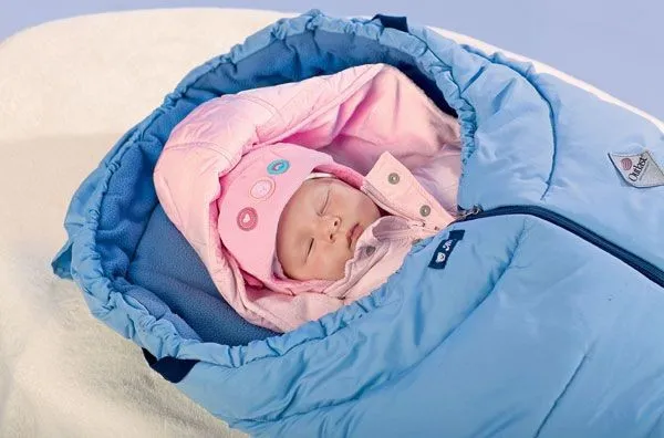 noworodek w w&oacute;zku ubrany na spacer