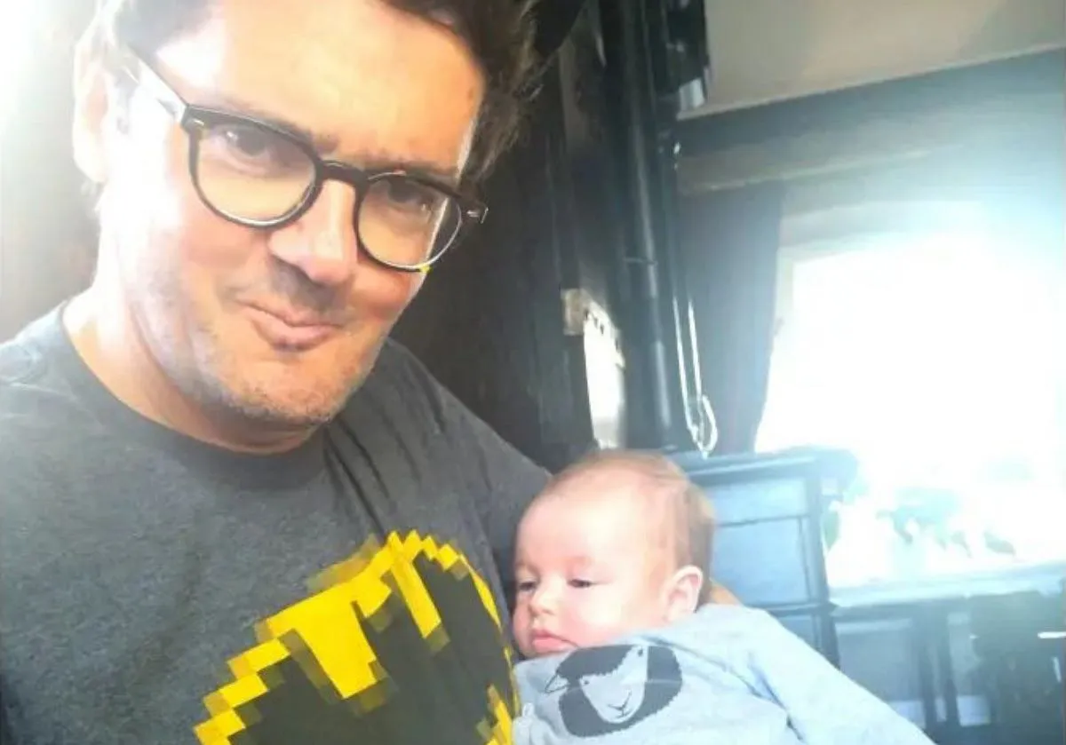 Kuba Wojewódzki z dzieckiem na rękach. Czy Kuba Wojewódzki ma dzieci? Tak, to jego dziecko.