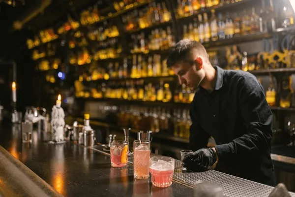 barman w luksusowym hotelu