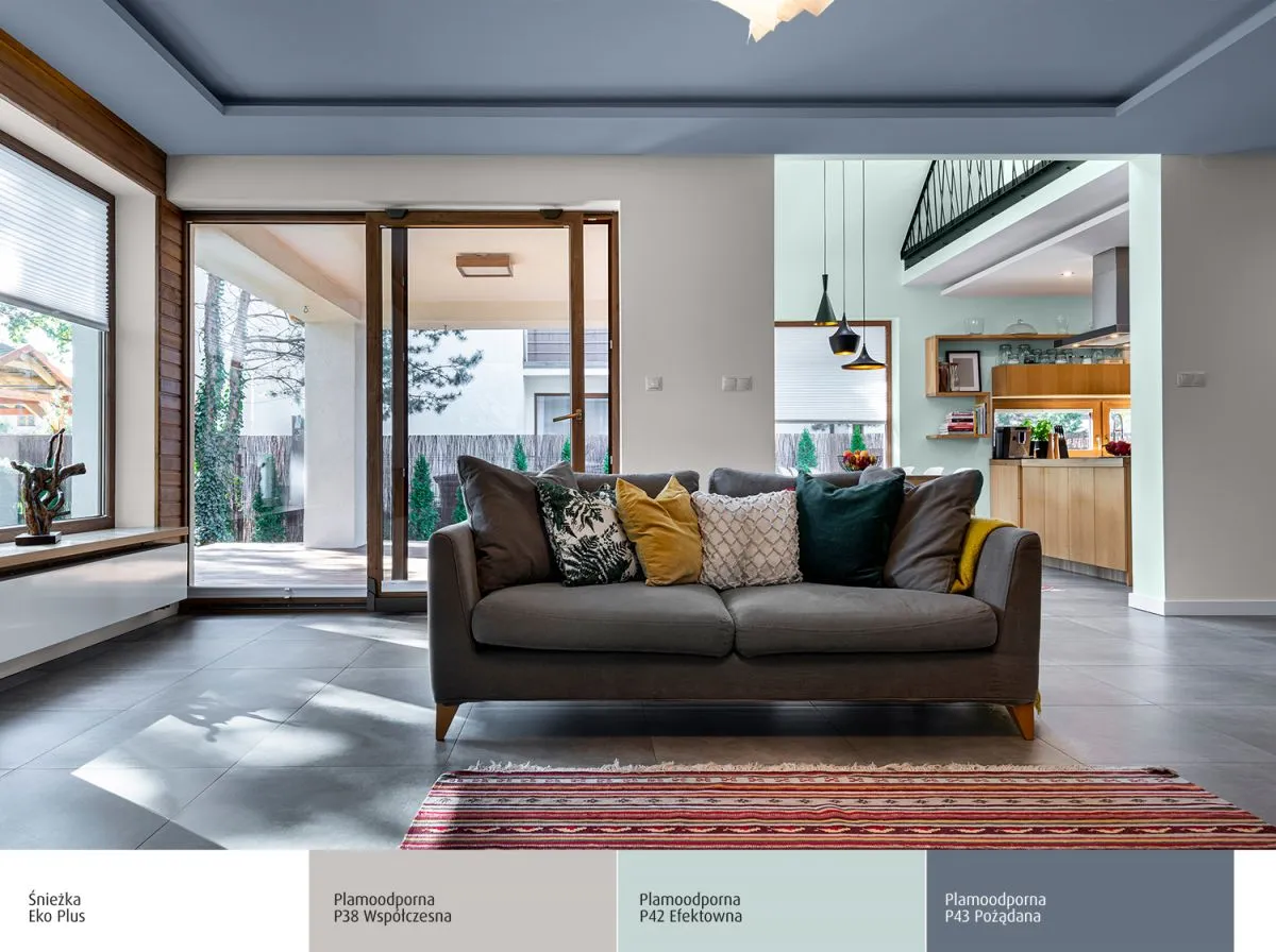 Kolorowy sufit w wysokich wnętrzach inspiracje