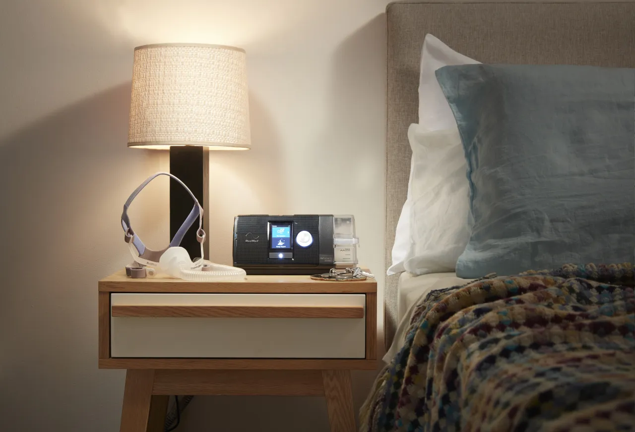 Dokumenty NFZ, aparat CPAP na stole