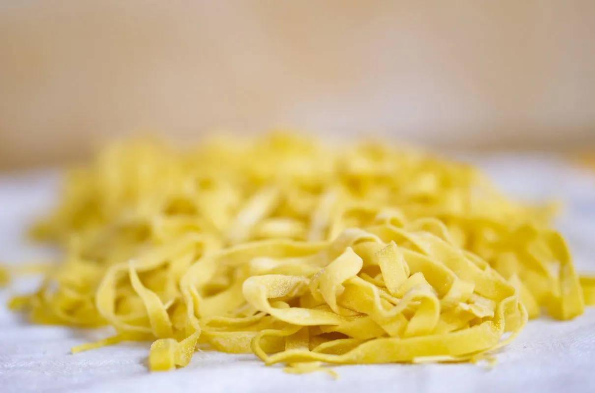 Jak zrobić kopiec z mąki i dołek na jajka do makaronu