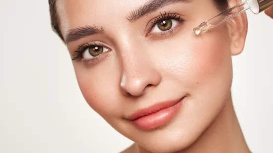 aplikacja serum na twarz