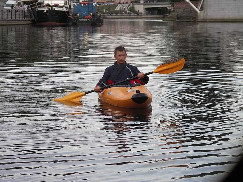 kajakarz w piance neoprenowej