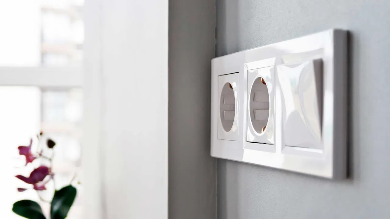 Nowoczesne gniazdka elektryczne na ścianie. Zastanawiasz się, ile bierze elektryk od punktu za takie instalacje?
