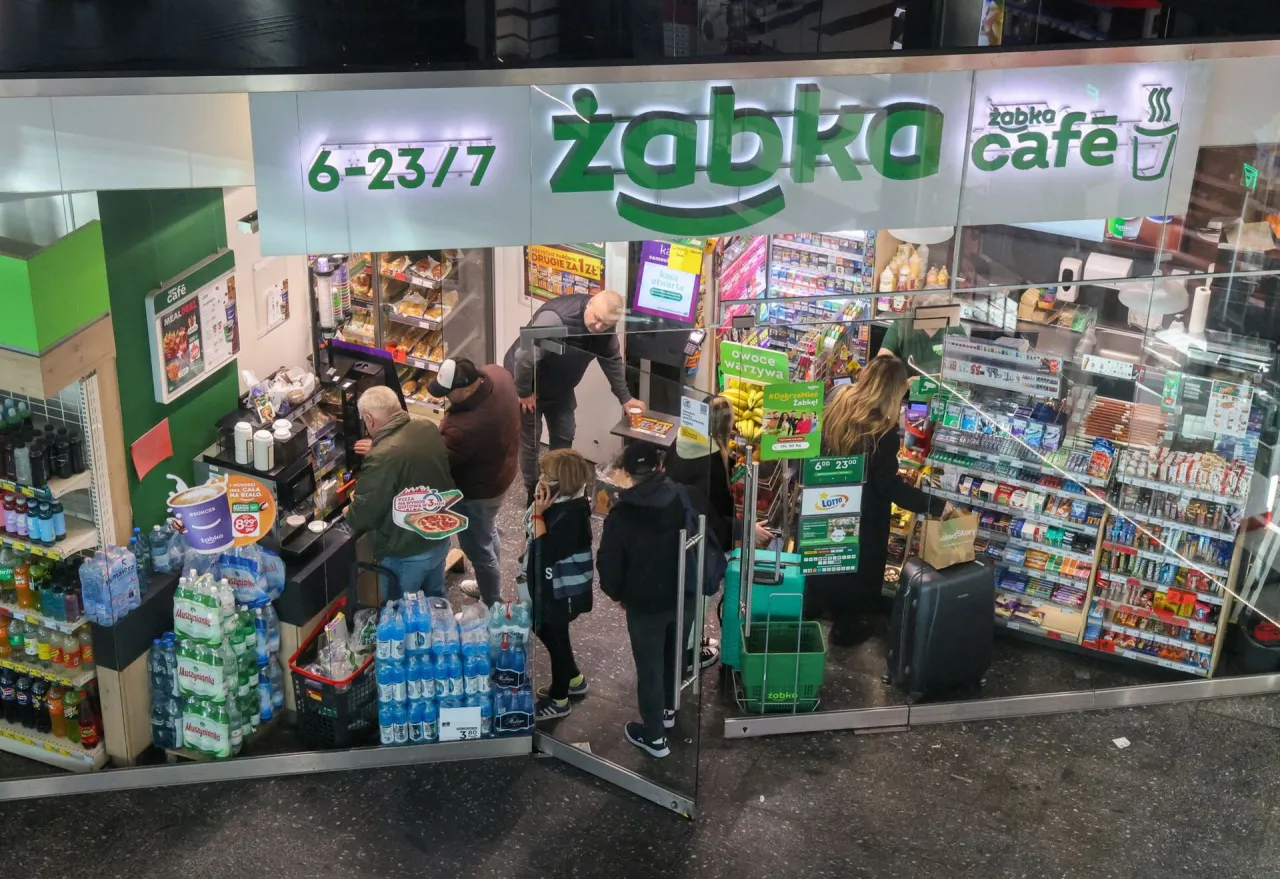 Pracownik Żabki różne obowiązki