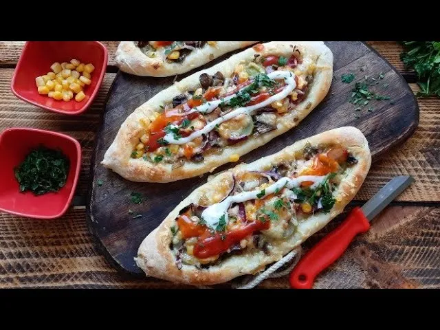 Składniki na zapiekankę w stylu pizzy