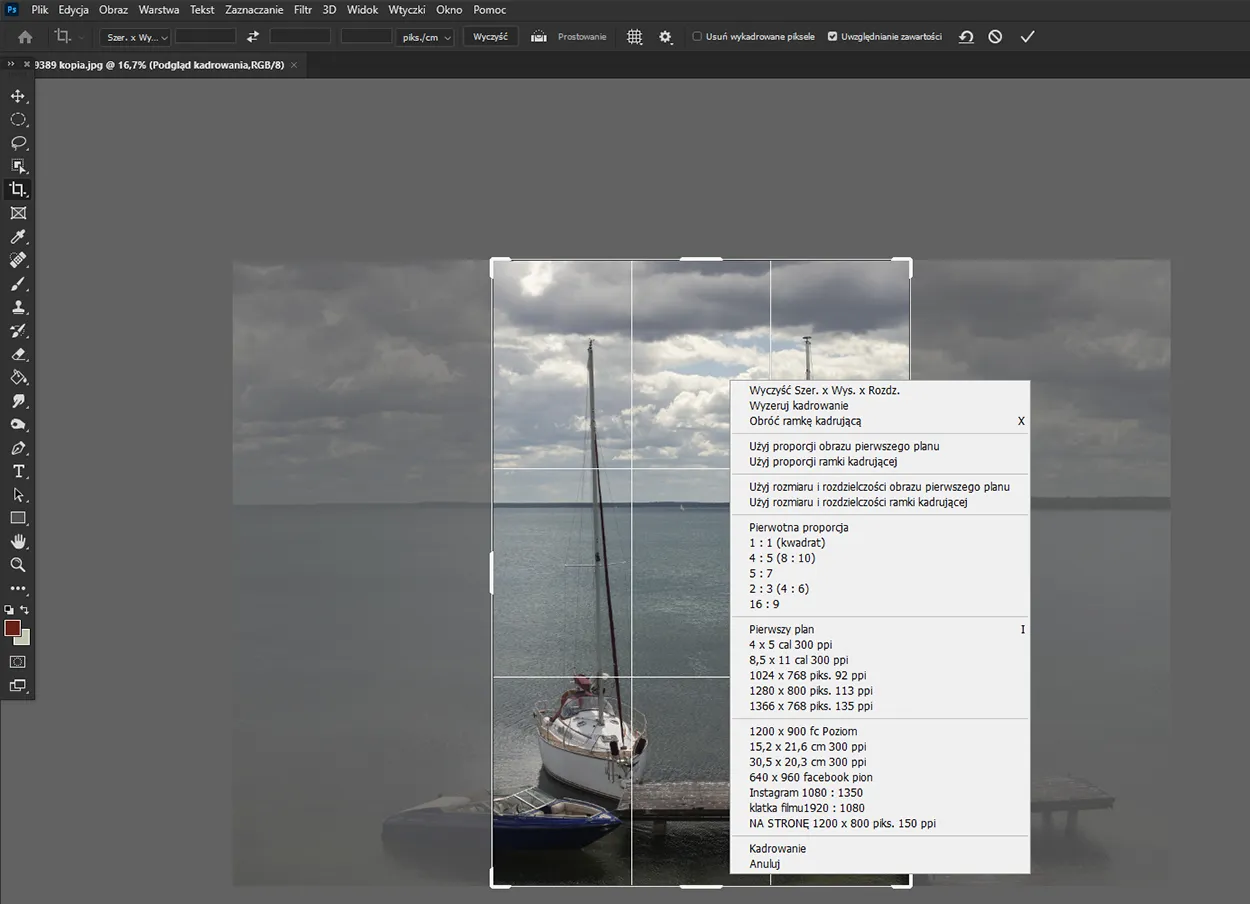 Jak przyciąć zdjęcie w Photoshopie: narzędzie kadrowanie z opcjami proporcji i rozmiar&oacute;w. Widok na jezioro z żagl&oacute;wką.