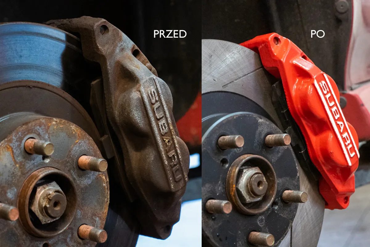 Przed i po regeneracji zacisk&oacute;w hamulcowych Subaru. Stary, zardzewiały element kontra nowy, czerwony zacisk.