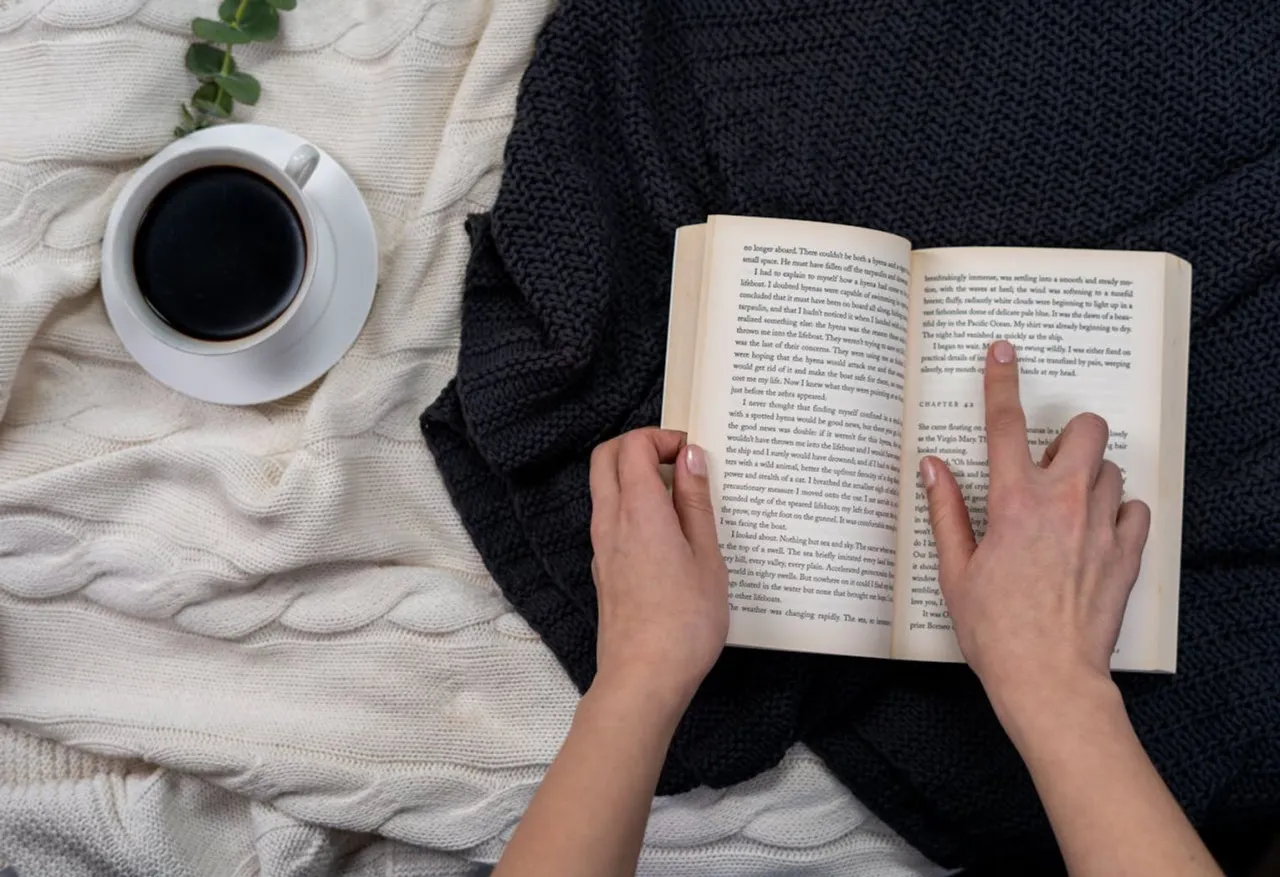 osoba czytająca książkę, nauka języka