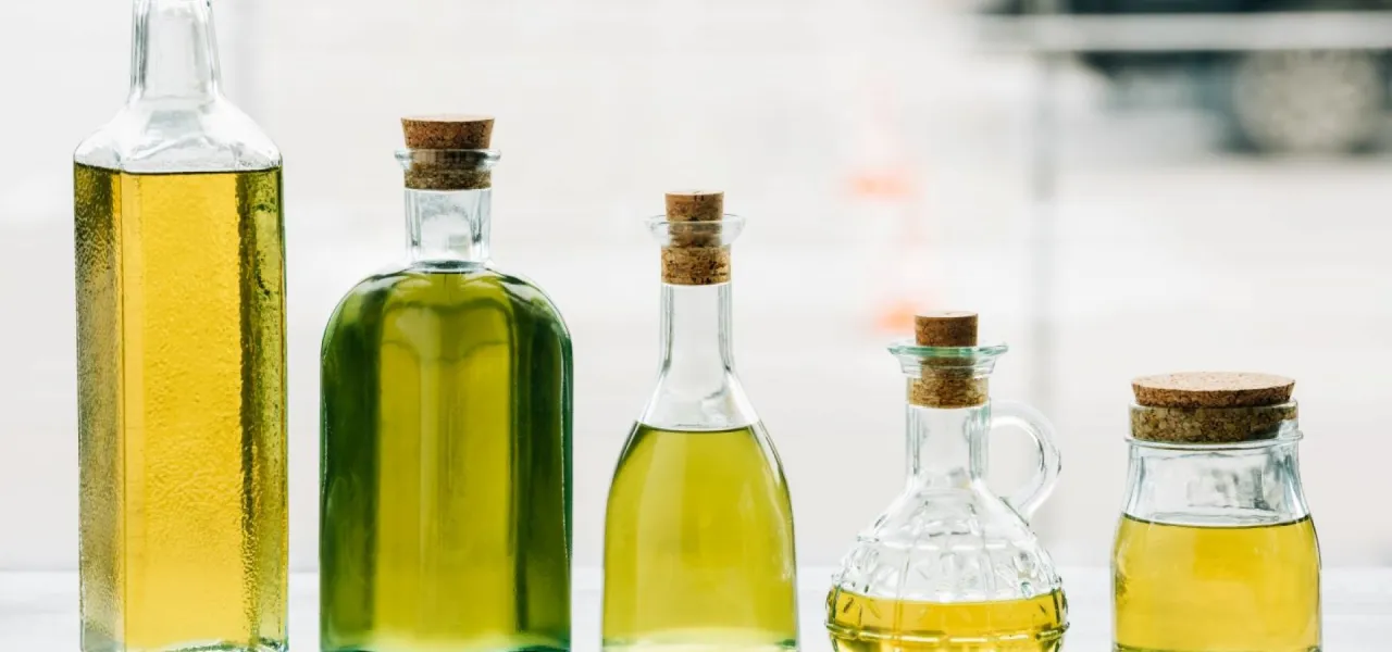 Różne rodzaje zdrowych olejów roślinnych w butelkach
