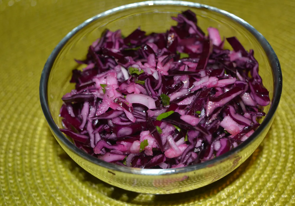 Surówka z czerwonej kapusty z jabłkiem i żurawiną