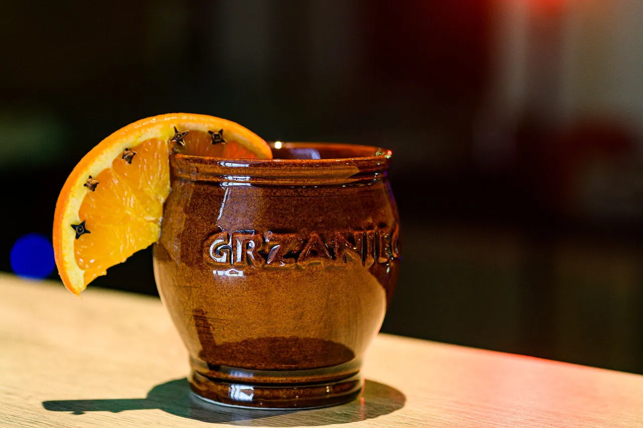 Grzaniec w kubku z parą