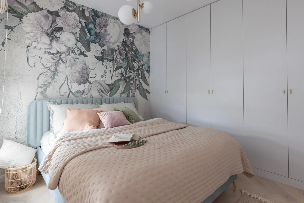 aranżacja sypialni z tapetą o strukturze tynku za zagł&oacute;wkiem ł&oacute;żka