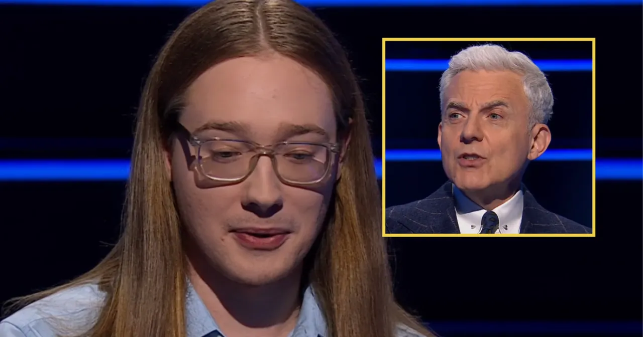 Młody mężczyzna w okularach i prezenter w garniturze. Co dajemy komuś na drogę milionerzy?