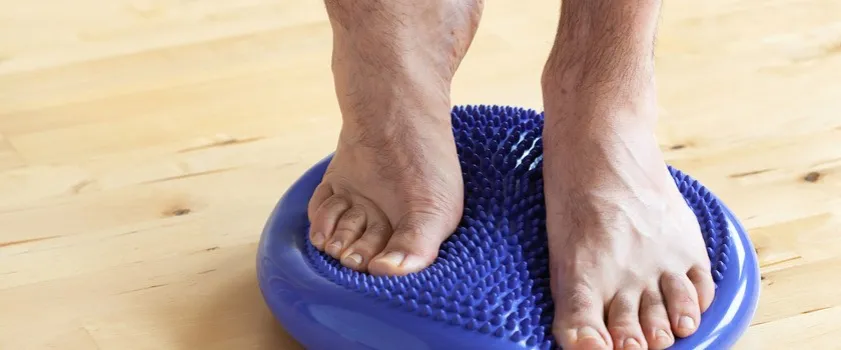 dziecko ćwiczy na dysku sensorycznym Togu