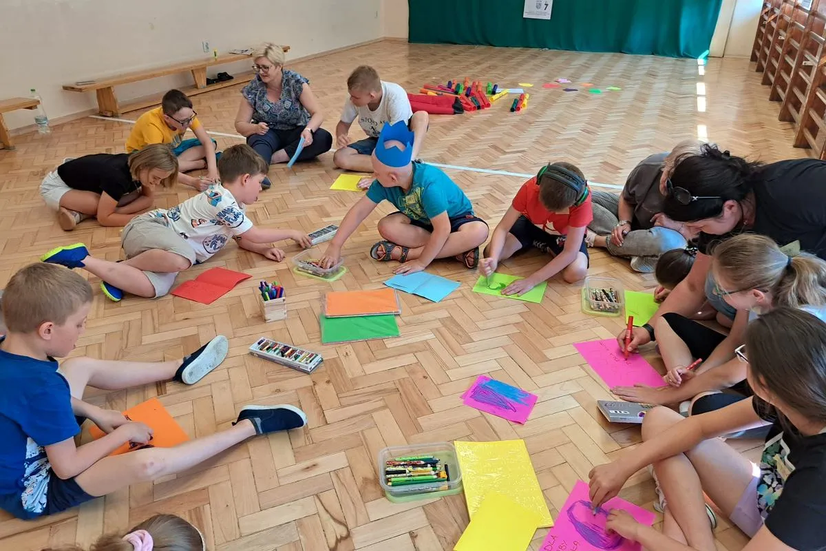 dzieci bawiące się w grupie w szkole