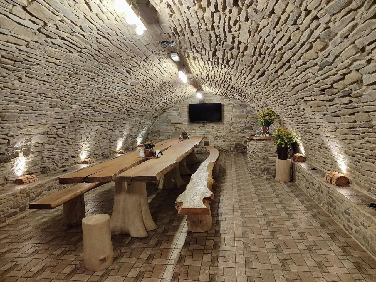 Tradycyjna karczma bieszczadzka z drewnianym wnętrzem i kominkiem