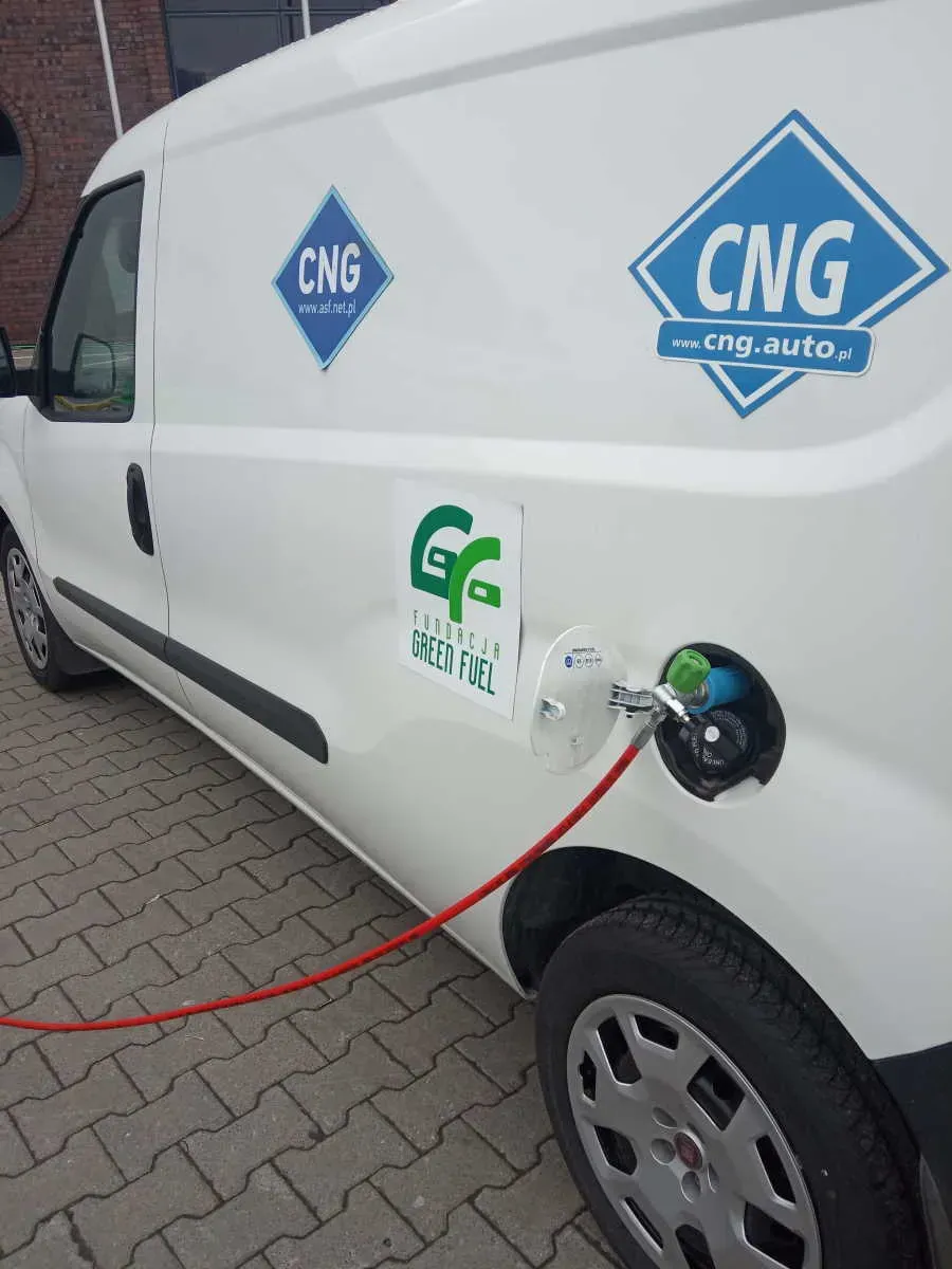 Zdjęcie CNG i hybryda – co to jest i jakie mają zalety dla środowiska?