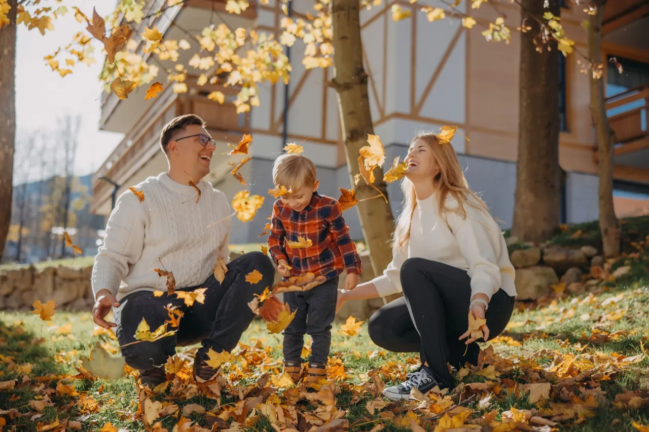 rodzina w agroturystyce z dziećmi jesienią