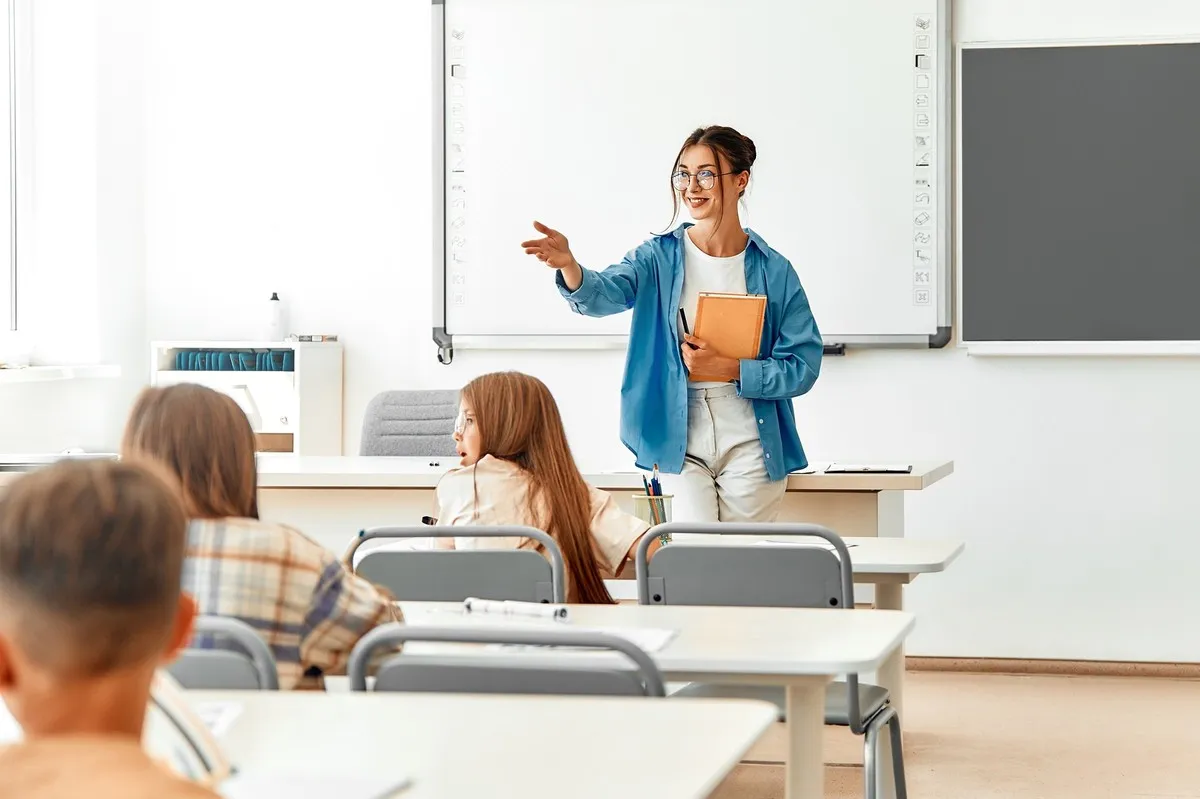 dzieci w różnym wieku w szkole