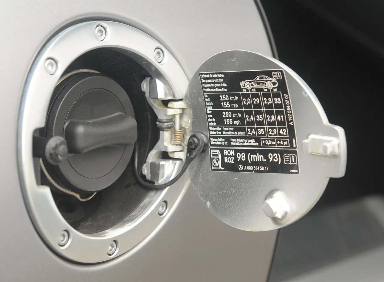 klapka wlewu paliwa oznaczenia