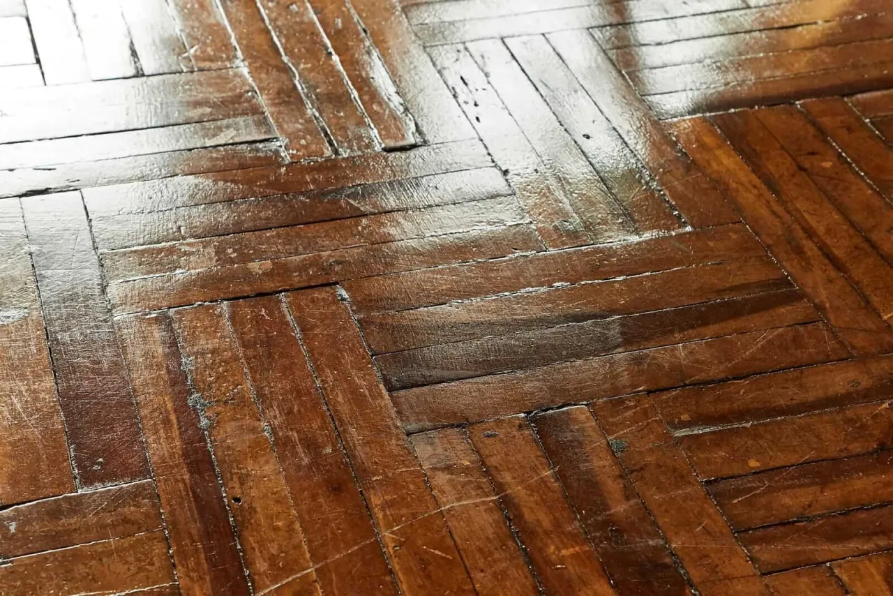 Jak sprawdzić stabilność i równość starego parkietu