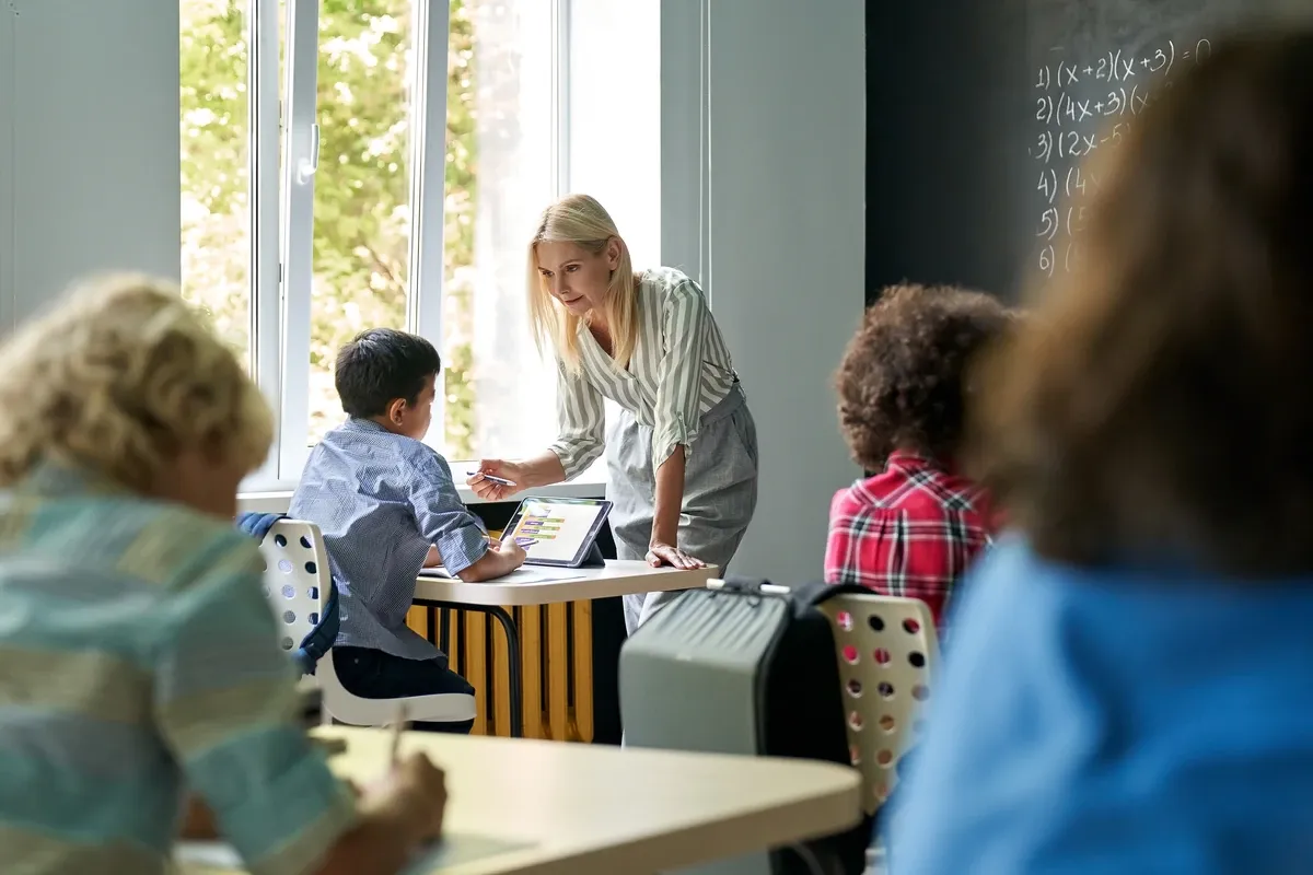 osoba zmagająca się z matematyką, frustracja, nauka