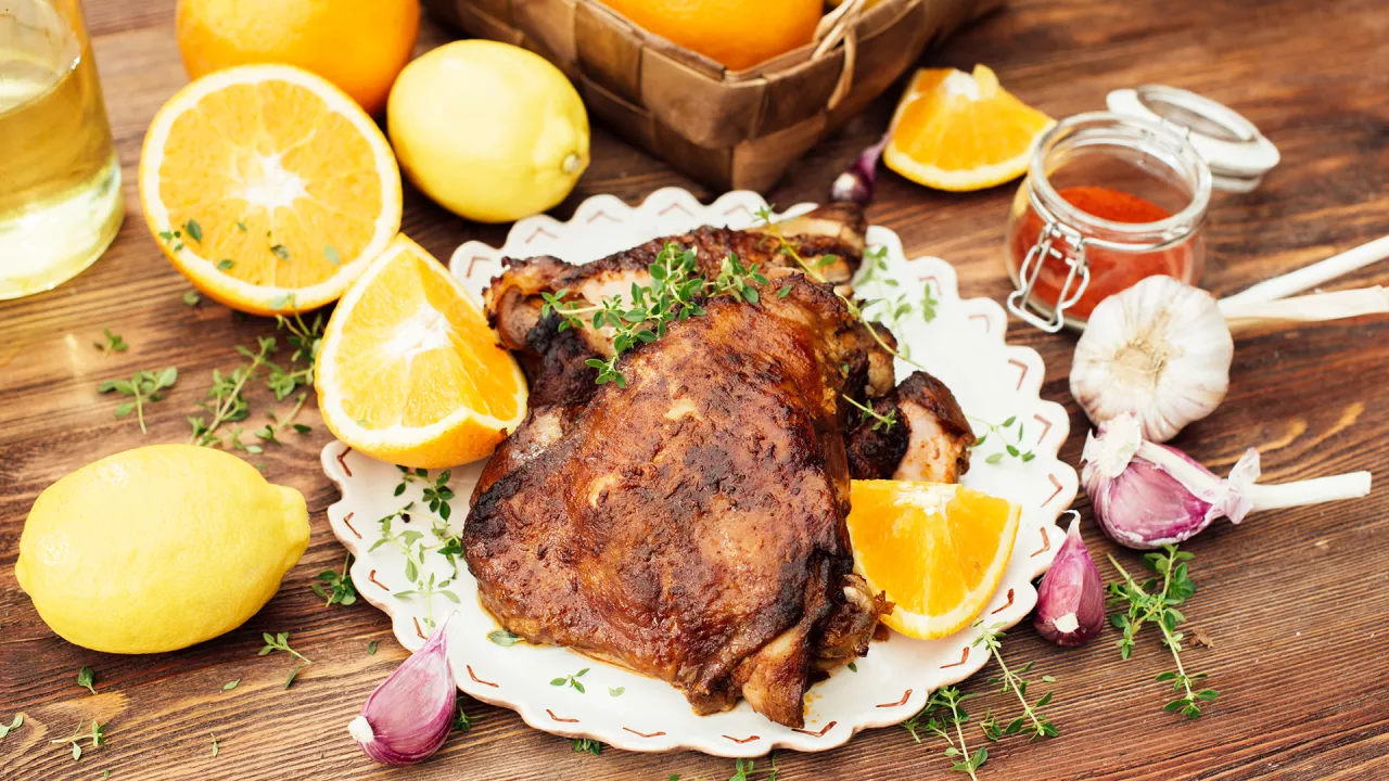 Udziec z indyka przed pieczeniem z marynatą