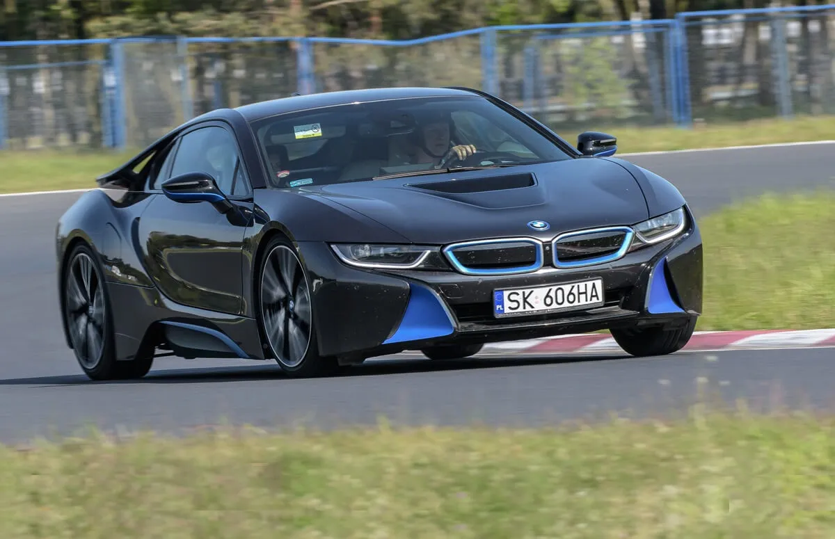BMW i8 na drodze, dynamiczne ujęcie