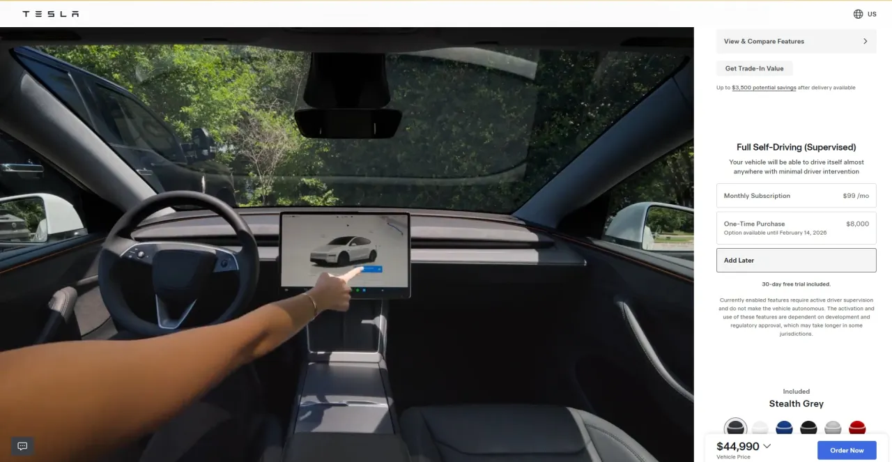 Wnętrze Tesli z ekranem dotykowym, na którym widać model samochodu. Tesla to firma znana z innowacyjnych pojazdów elektrycznych.