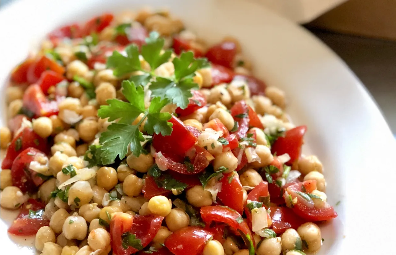 verschiedene Varianten von Kichererbsensalat nebeneinander