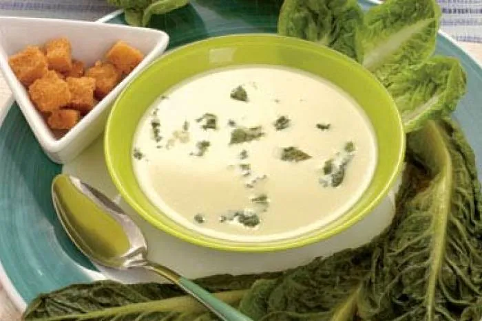 Sopa de lechuga con guarniciones