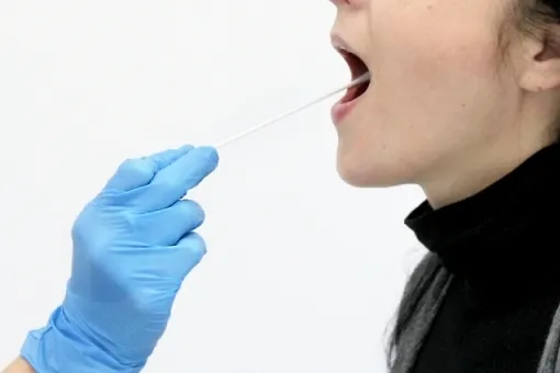 Pobieranie wymazu z policzka przez policję