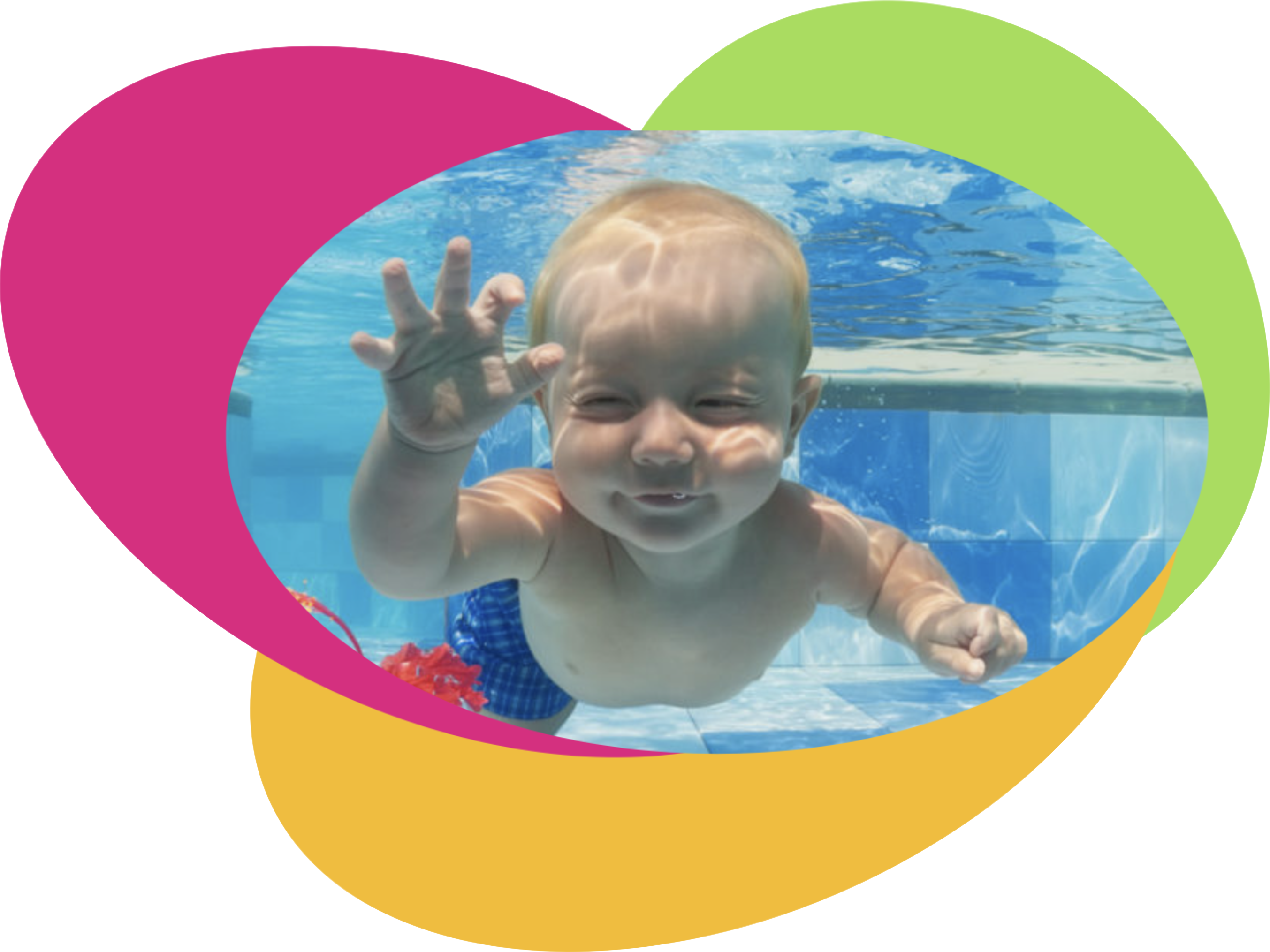 Uśmiechnięte dziecko pod wodą, wyciąga rączkę. To świetny początek nauki pływania dla dzieci od czego zacząć!